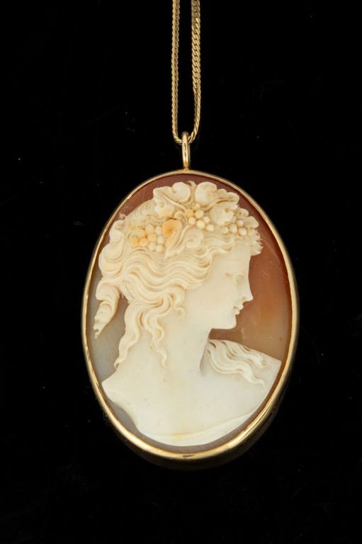 Antique / Vintage 14k Yellow Gold and Carved Shell Cameo Pendant