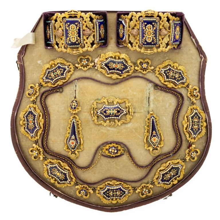 Victorian/Edwardian gilt-metal jewelry set