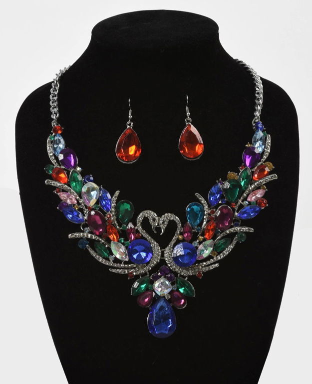 Swan Necklace with Earrings.