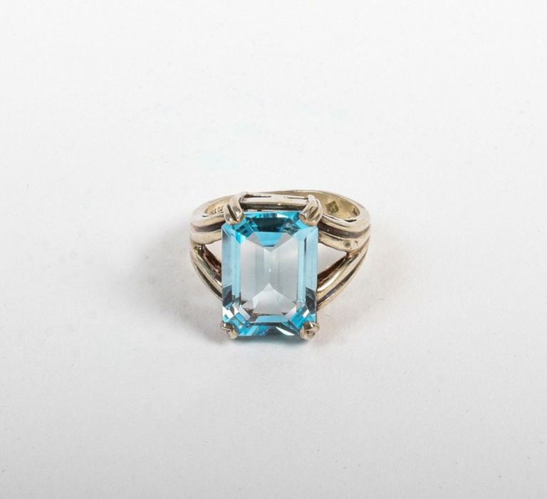 Sterlng Silver Blue Topaz Ring