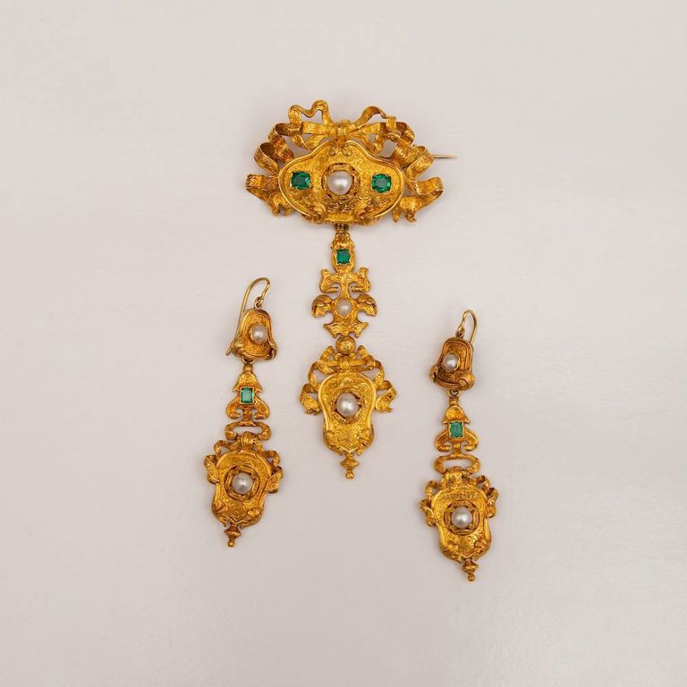 Georgian 18k Gold and Emerald Suite of Jewelry