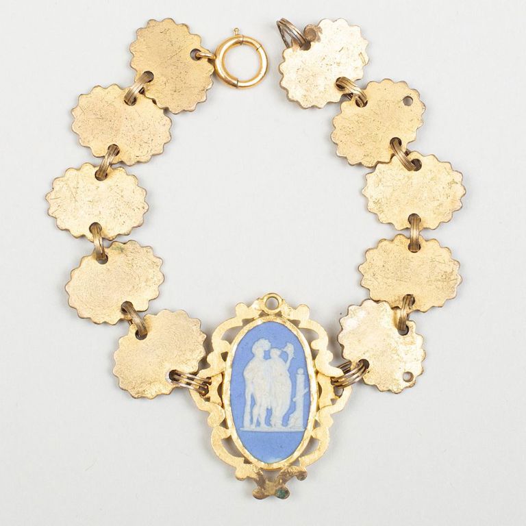 Wedgwood Blue and White Jasperware Oval Doublet Mounted in Gilt-Metal Bracelet