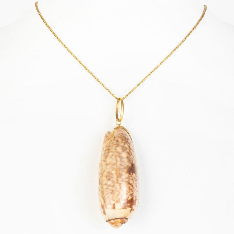 18k Gold and Shell Pendant Necklace