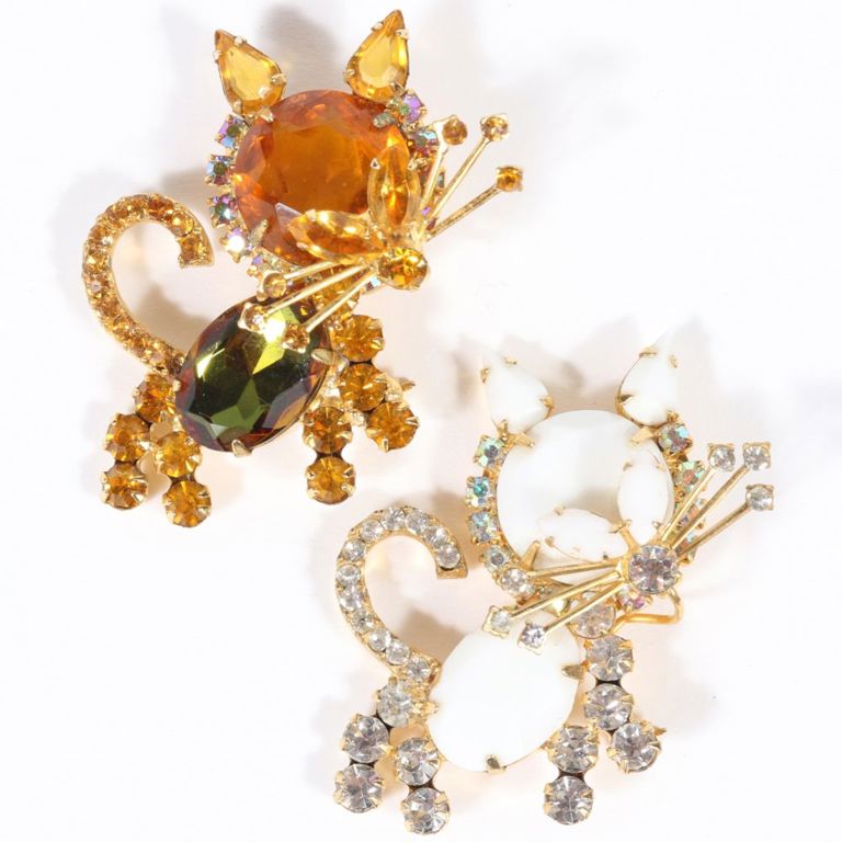 Pair of playful kitty cat brooches