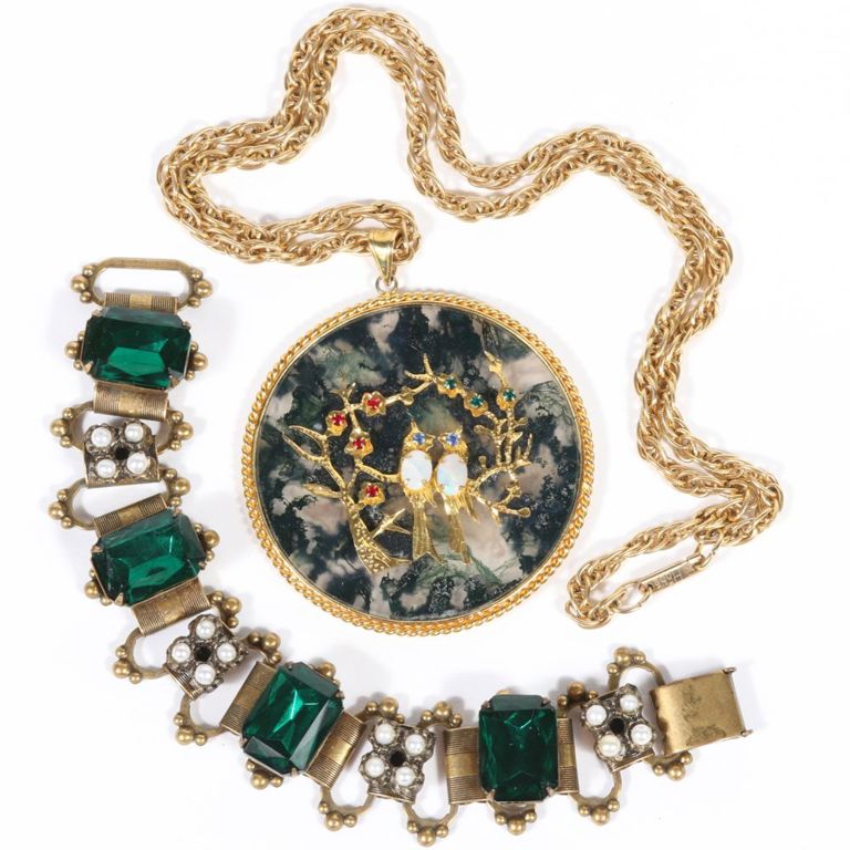 Pendant gemstone necklace and faux pearl and emerald jewel link bracelet
