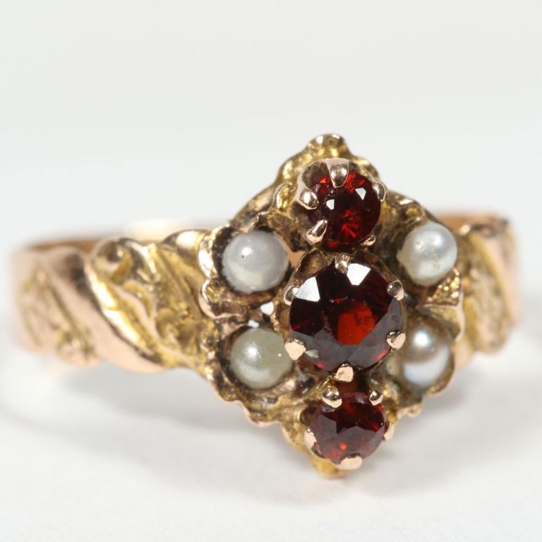 Yellow gold baby / pinky ring with pearls and garnet