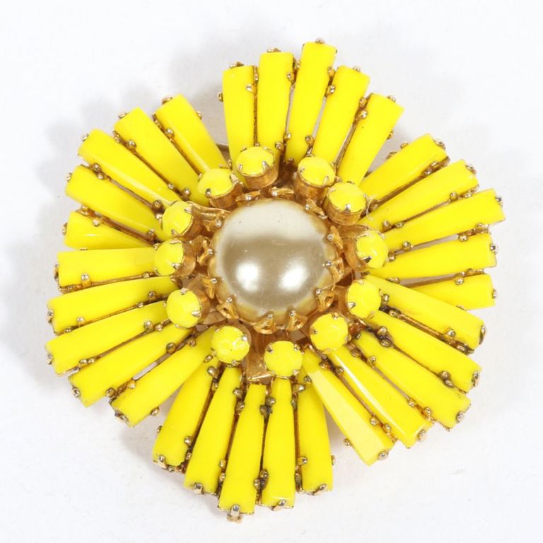 Pendant brooch with faux pearl center