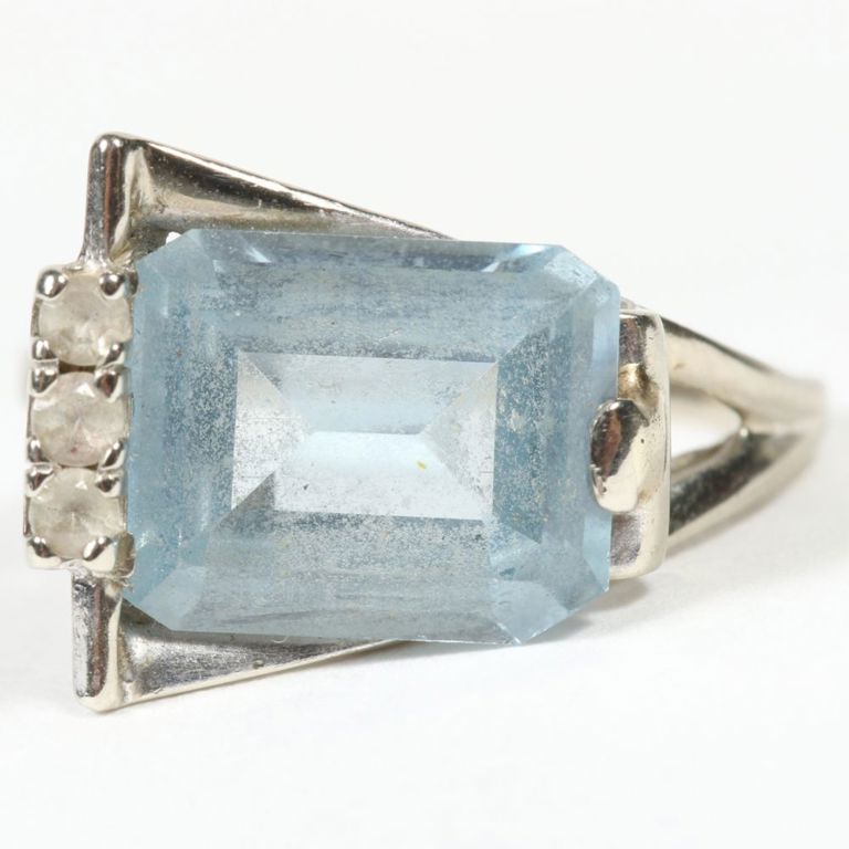 White gold ring with aquamarine and diamonds