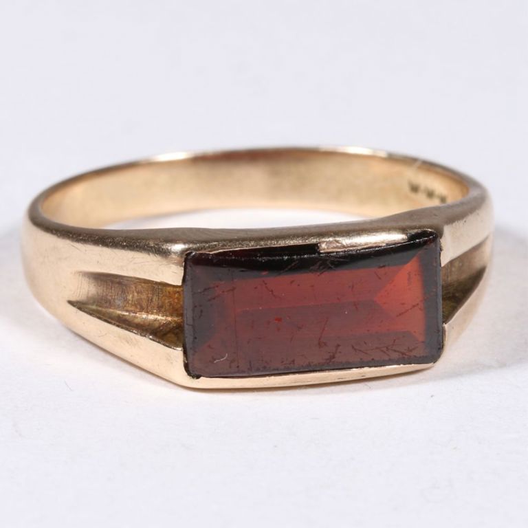 Yellow gold garnet ring