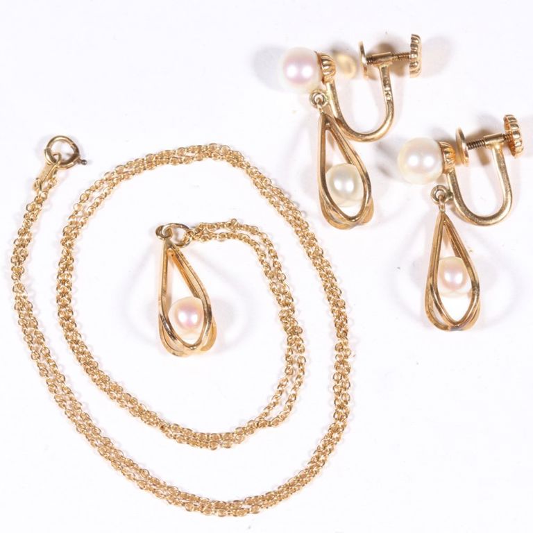 14k yellow gold pearl pendant on necklace and matching earrings