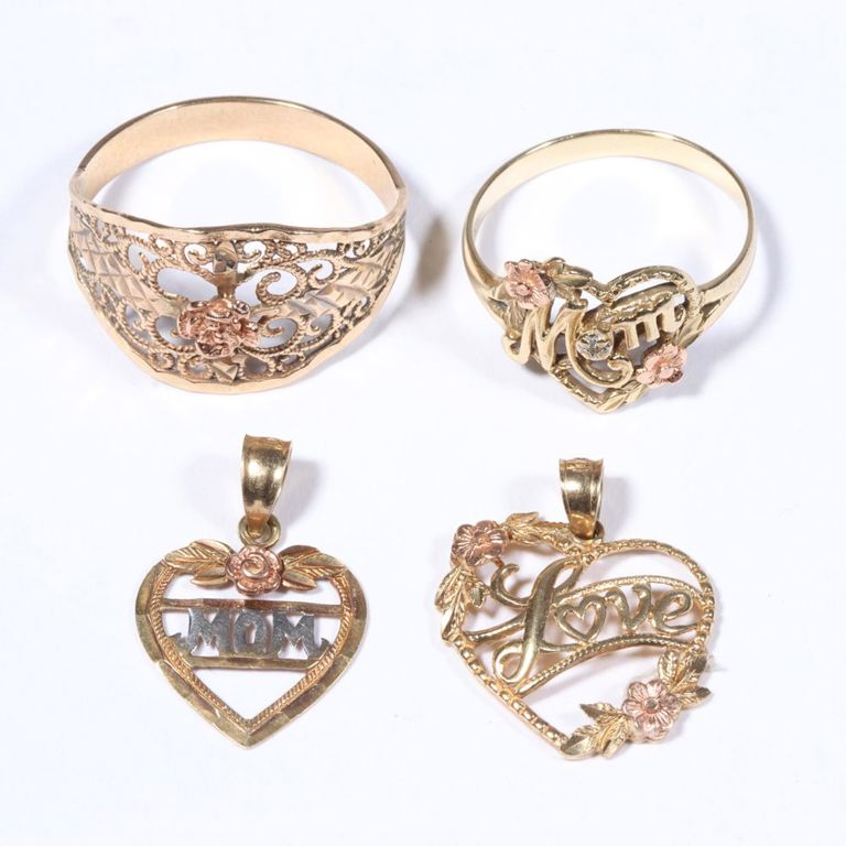 10k gold set comprising two rings and two pendants