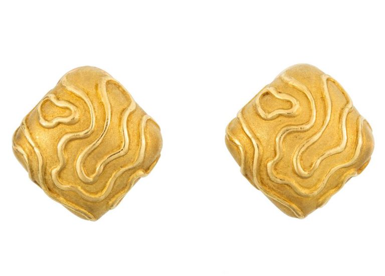 18k yellow gold cushion-shaped earrings