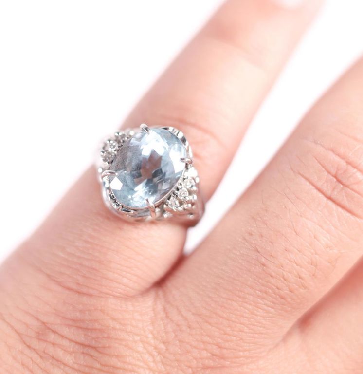 900 platinum ring with aquamarine and diamonds