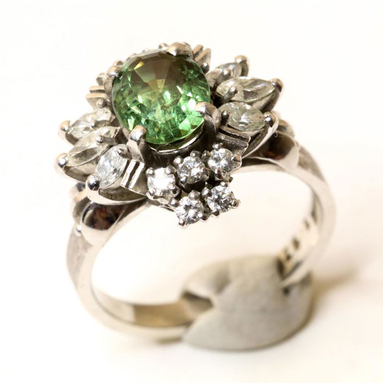 900 platinum alexandrite and diamond ring