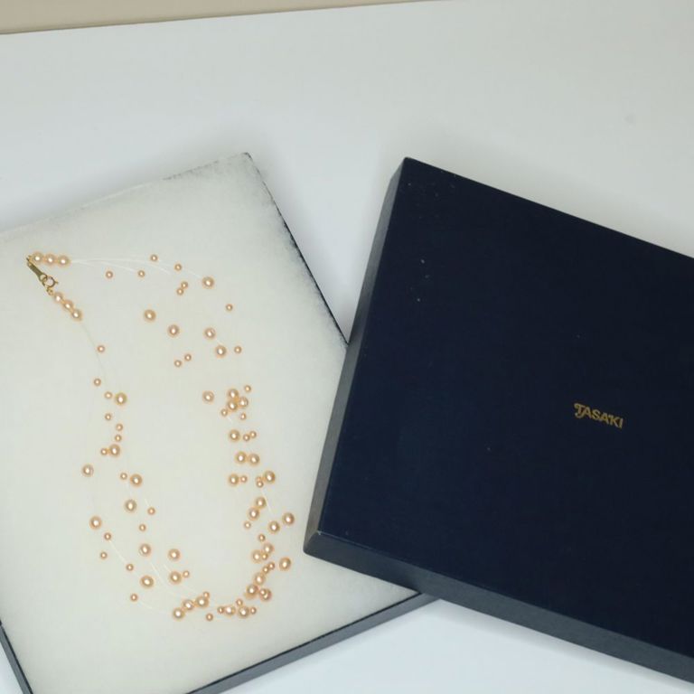 Pearl necklace with 18k yellow gold clasp
