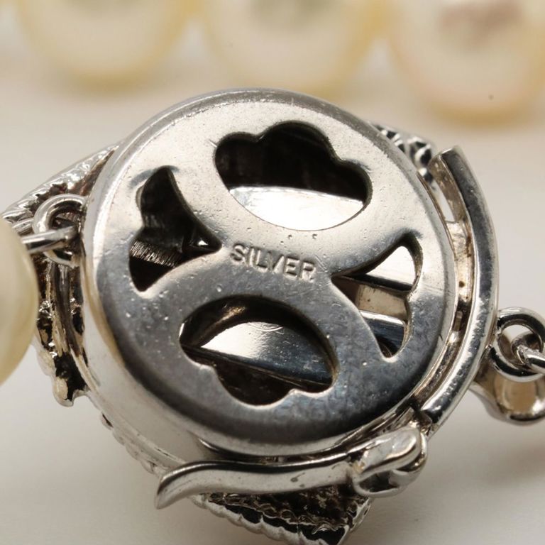 Pearl necklace with sterling silver clasp