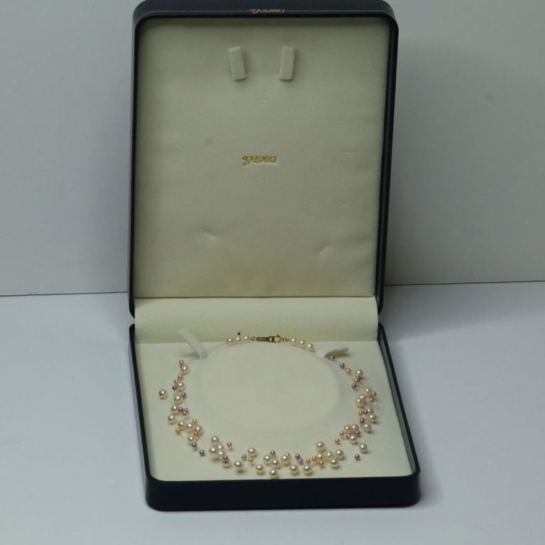 Pearl necklace with 18k yellow gold clasp
