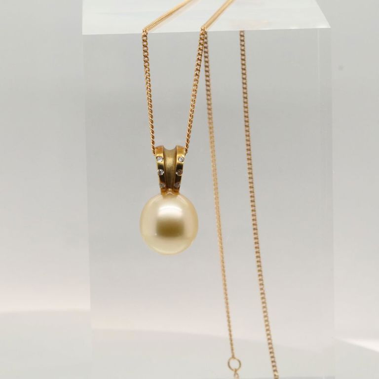 18k yellow gold pearl and diamonds pendant on necklace
