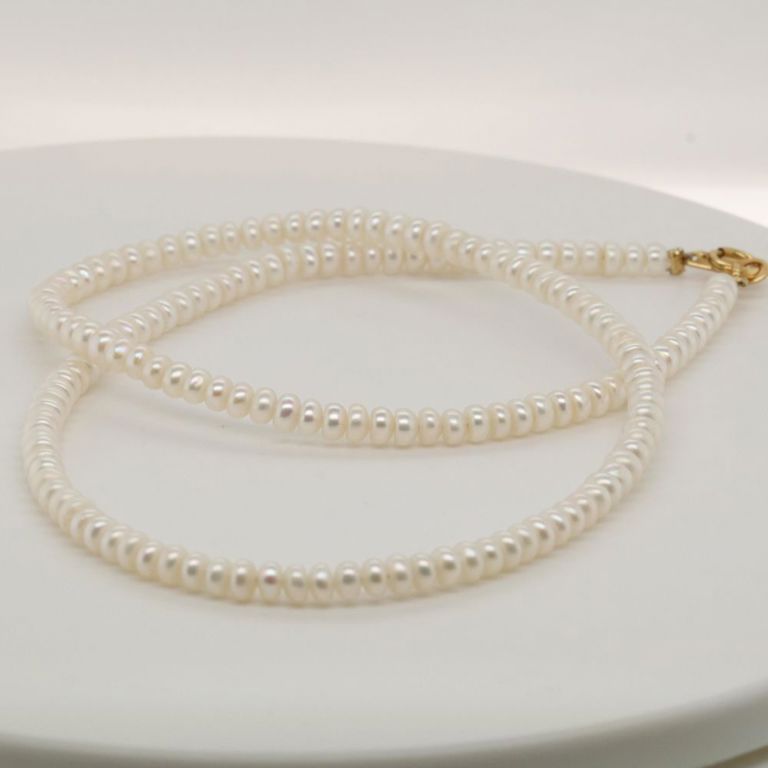 Pearl necklace with 18k yellow gold clasp
