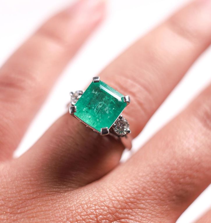 900 platinum emerald and diamond ring