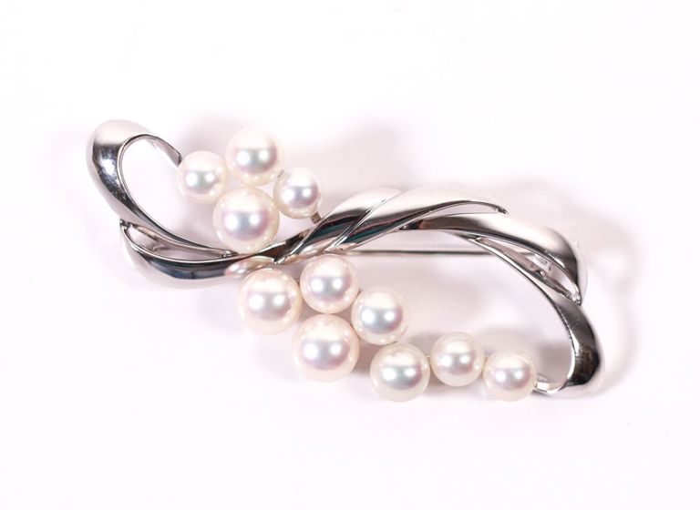 Mikimoto 18k white gold pearl brooch