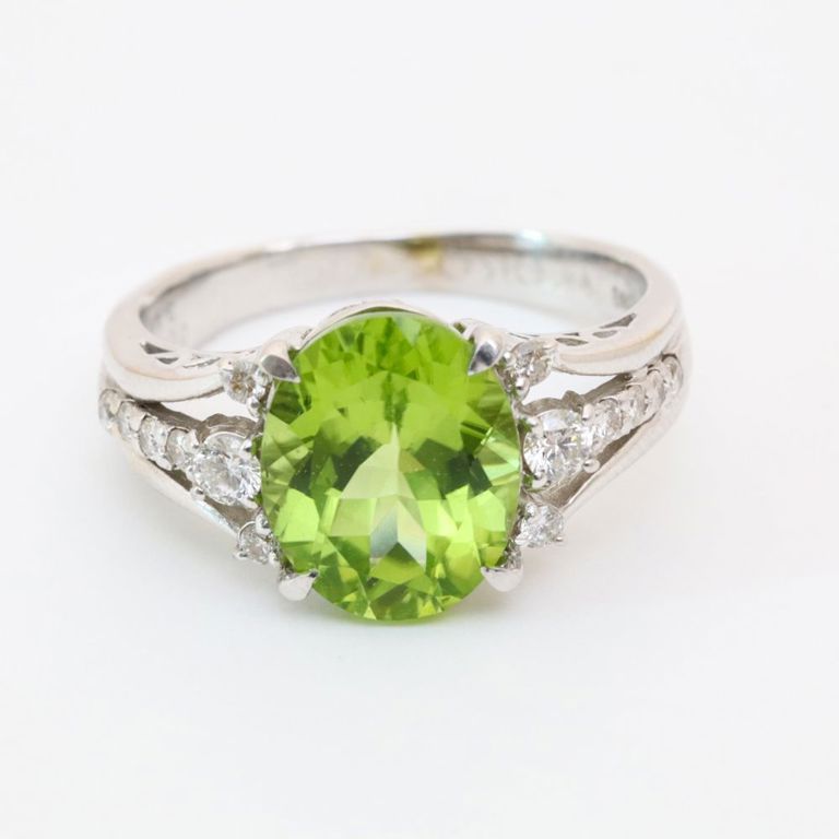 18k white gold peridot and diamond ring