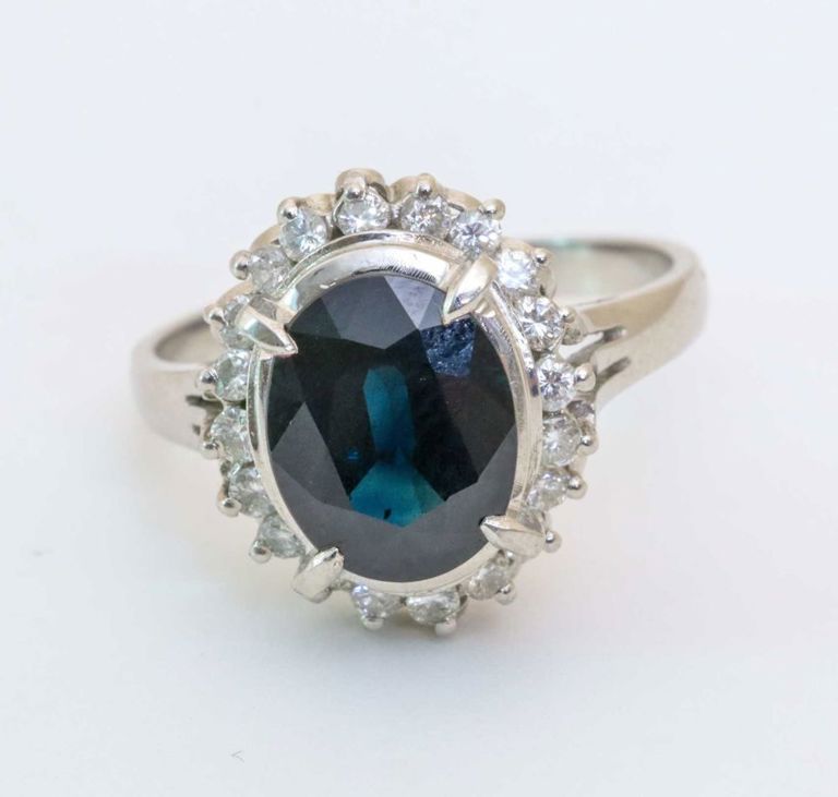 900 platinum sapphire and diamond halo ring