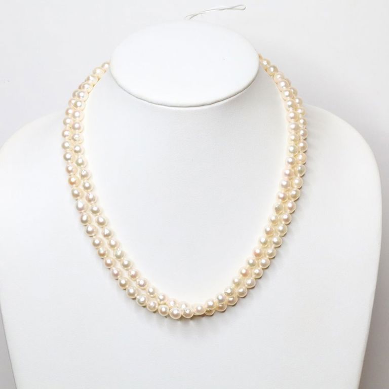 Pearl necklace with a 14-karat white gold clasp