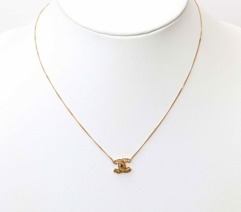 18k yellow gold diamond pendant on necklace