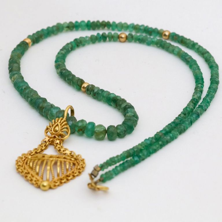 18k yellow gold emerald pendant hung on a emerald necklace