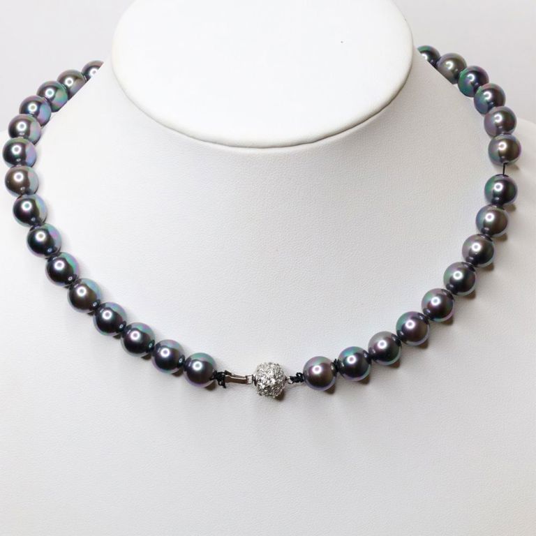 Tahitian pearl necklace and a ball clasp with quartz