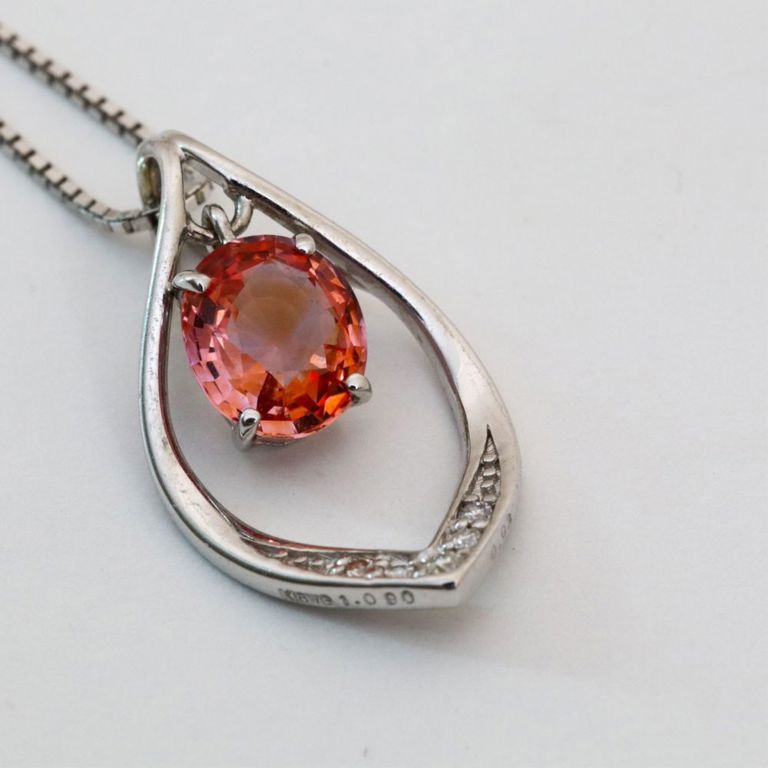 18k white gold sapphire and diamonds pendant on necklace