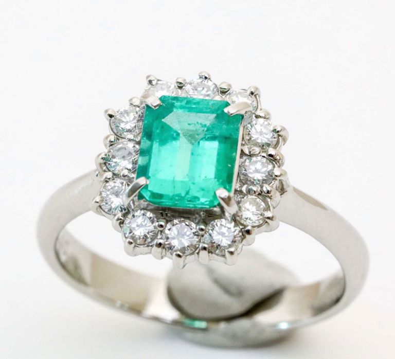 900 platinum emerald and diamonds halo ring