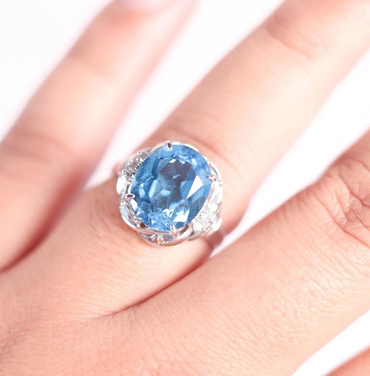 900 platinum blue topaz and diamond ring