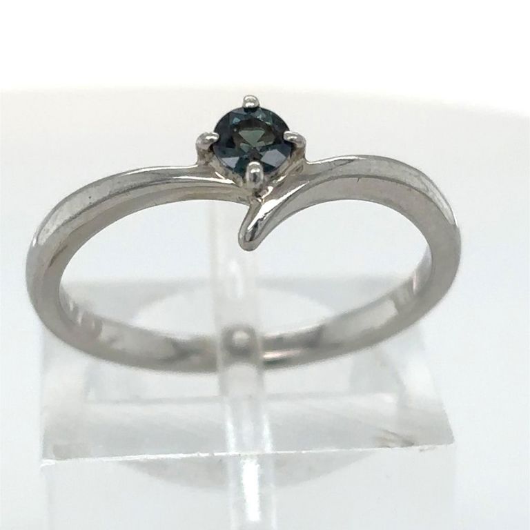 Platinum alexandrite solitaire ring