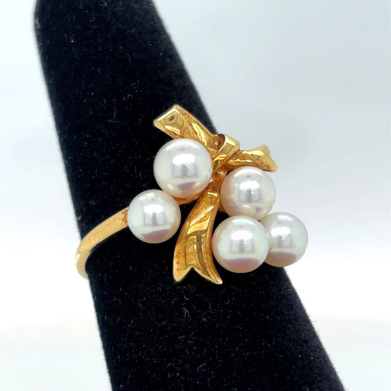 18k yellow gold pearl ring with ribbon motif