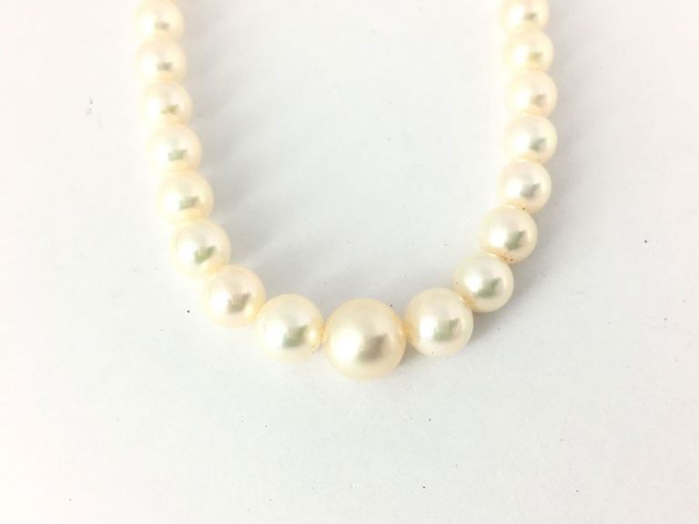 Graduated pearl necklace with 18k yellow gold clasp