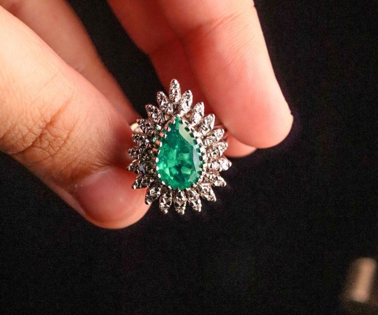 14k white gold ballerina ring with emerald and diamonds