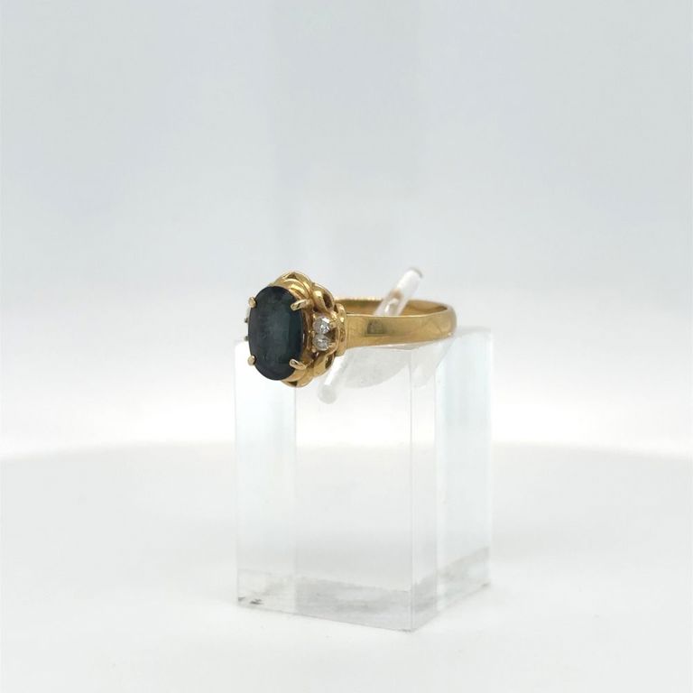 18k yellow gold ring with sapphire and diamonds