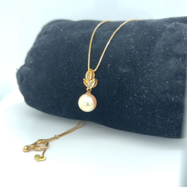 18k yellow gold necklace with a pearl pendant