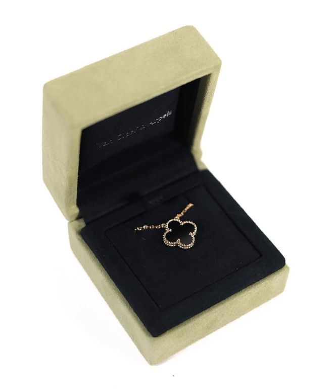 18k yellow gold onyx clover pendant on necklace
