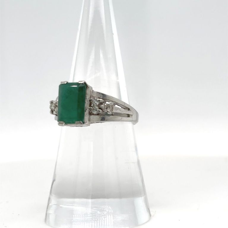 900 platinum emerald and diamonds ring
