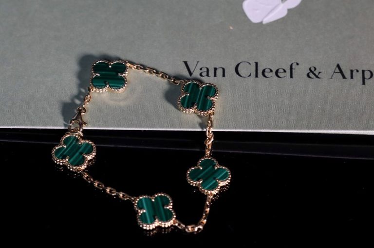 Alhambra 18k yellow gold clover motif malachite bracelet