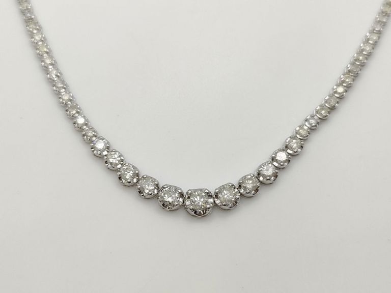 18k white gold graduated diamond necklace