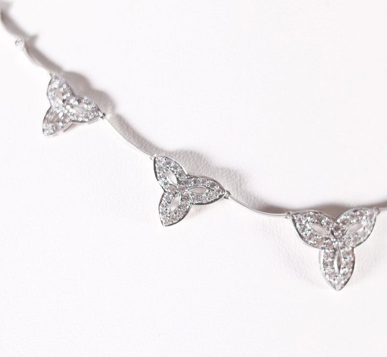 18k white gold diamond trefoil pendants necklace