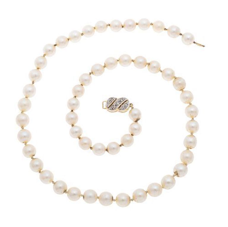 Cultured pearl necklace with 18k gold diamond clasp