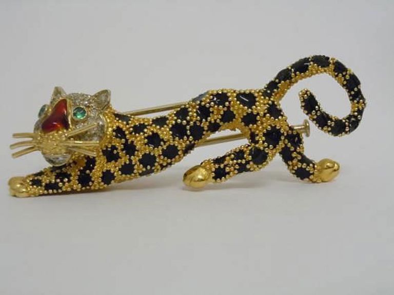 18kt Gold Enamel Diamond and Chalcedony Crouching Leopard Clip-Brooch