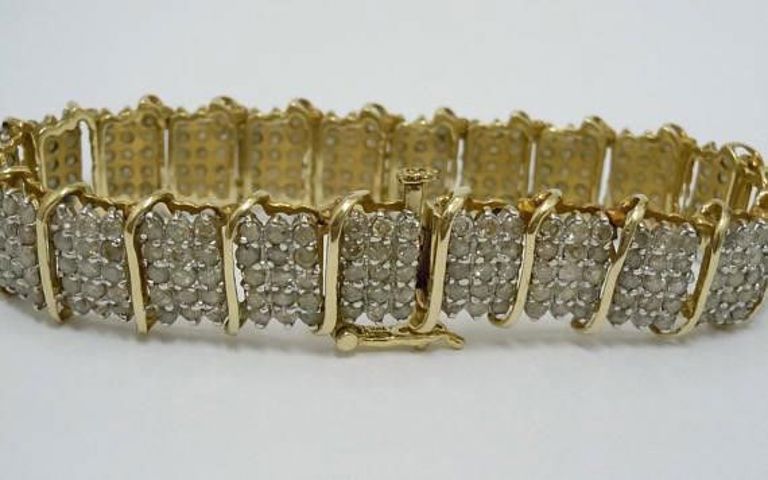 Stunning 10kt Yellow Gold Diamond Tennis Bracelet