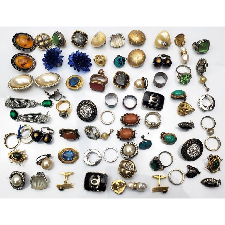 Bag lot of good quality vintage costume jewelry