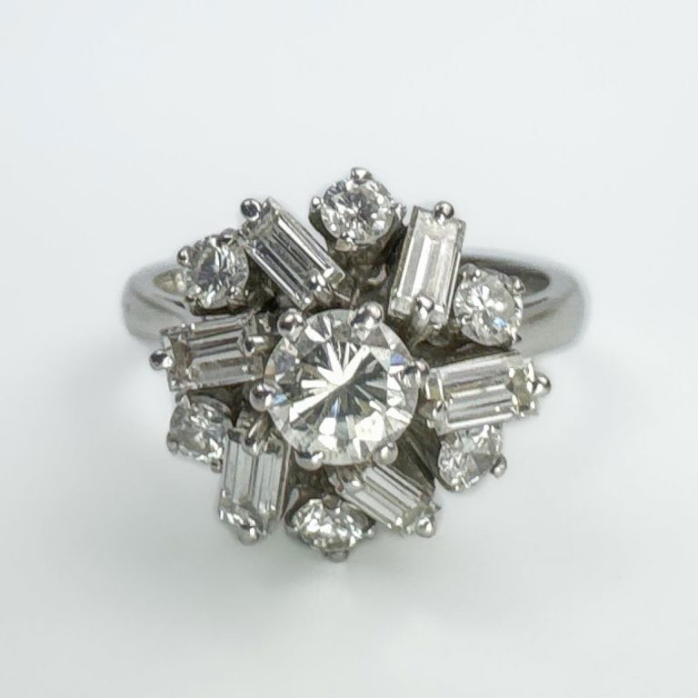Fine 18K White Gold, Diamonds Ladies Ring